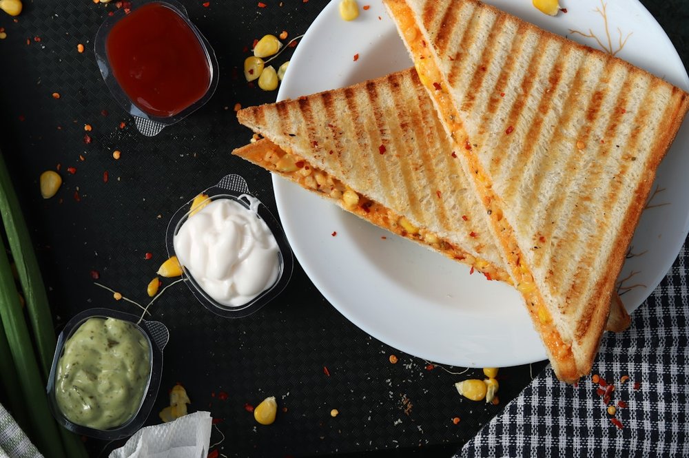 Grillowane kanapki z sosami na talerzu