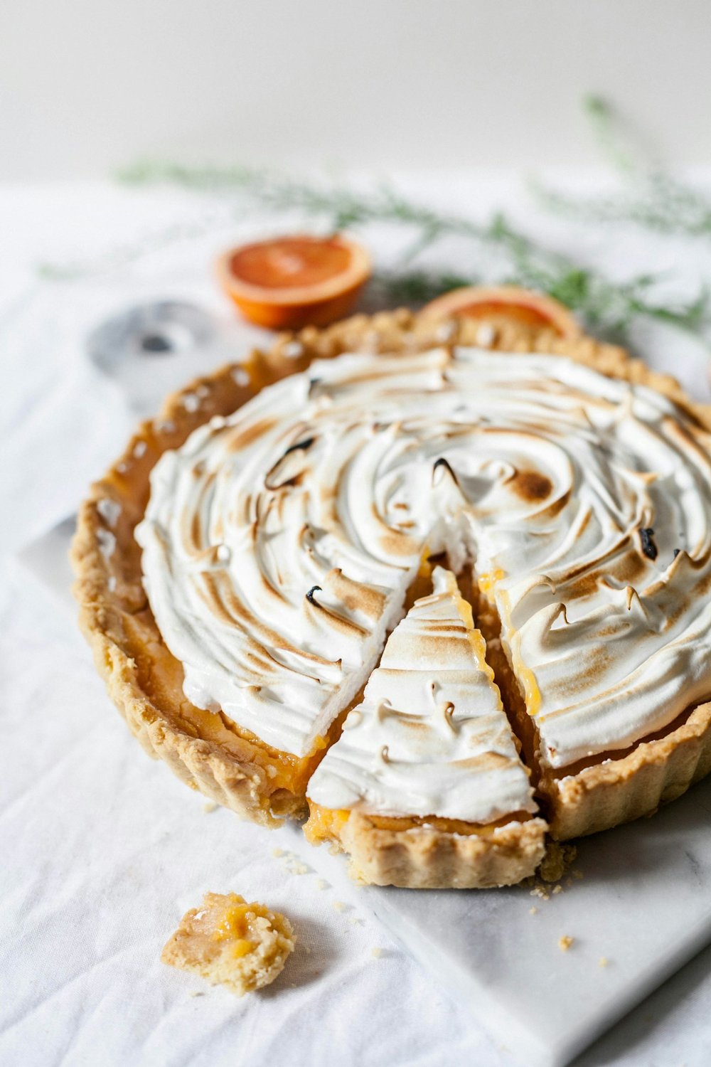 Tarta z bezą na marmurowej desce